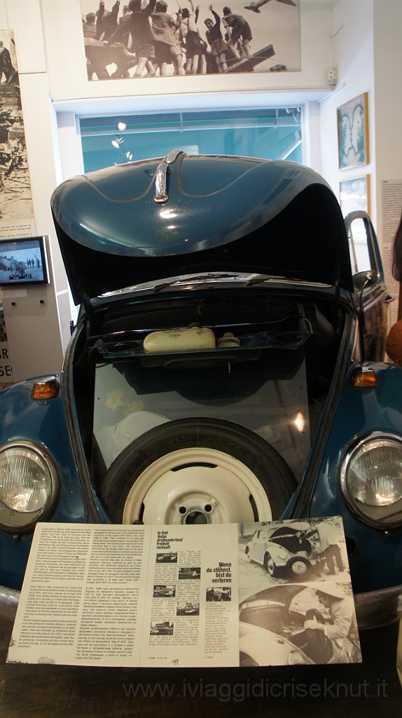 DSC08176.JPG - Museo al "Check point Charlie", vettura usato per fuggire da Berlino Est.